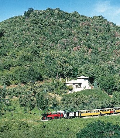 The World's Great Railway Journeys (Fox Chapel Publishing) Explore Scenic Luxury and Steam Trains Across Iconic Routes, with Travel Tips, Maps, and Stunning Photos - Tom Savio [KSIĄŻKA]