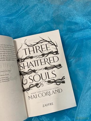 Three Shattered Souls: The unmissable conclusion to the adventure fantasy sensation (The Broken Blades) - Mai Corland [KSIĄŻKA]