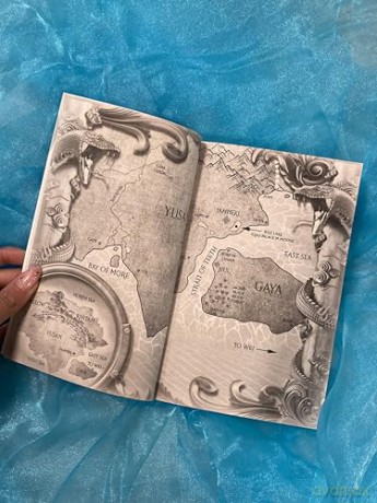 Three Shattered Souls: The unmissable conclusion to the adventure fantasy sensation (The Broken Blades) - Mai Corland [KSIĄŻKA]