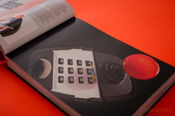 Trigger Happy: A Visual Celebration of Video Game Controllers | Retro Gaming Book by Bitmap Books - Bitmap Books [KSIĄŻKA]