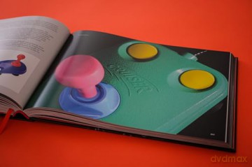 Trigger Happy: A Visual Celebration of Video Game Controllers | Retro Gaming Book by Bitmap Books - Bitmap Books [KSIĄŻKA]