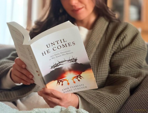 Until He Comes: 365 Daily Devotions as We Await His Return - Amir Tsarfati [KSIĄŻKA]