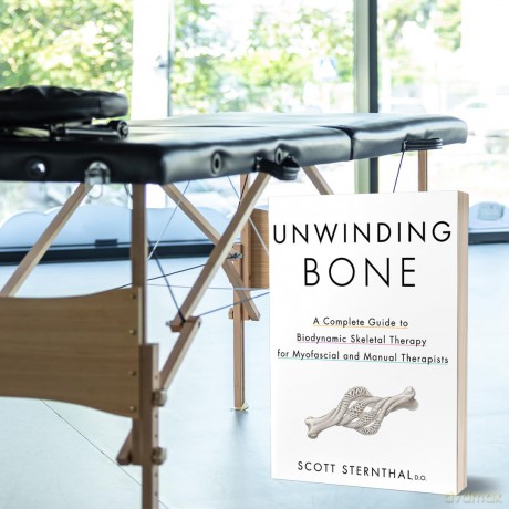 Unwinding Bone: A Complete Guide to Biodynamic Skeletal Therapy for Myofascial and Manual Therapists - Scott Sternthal [KSIĄŻKA]