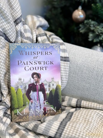 Whispers at Painswick Court (paper) - Julie Klassen [KSIĄŻKA]