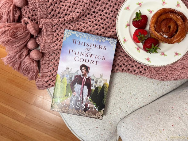 Whispers at Painswick Court (paper) - Julie Klassen [KSIĄŻKA]
