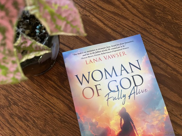 Woman of God, Fully Alive: Your Prophetic Call to Hear from Heaven, Live Fearlessly, and Fulfill Your Divine Assignment - Lana Vawser [KSIĄŻKA]