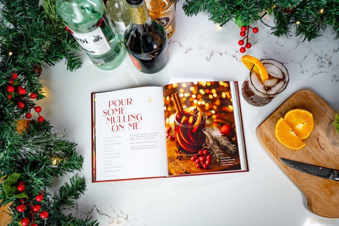 Yule Need a Drink: 100+ Cocktails to Keep Your Season Bright - Editors of Cider Mill Press [KSIĄŻKA]