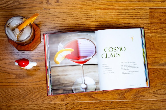 Yule Need a Drink: 100+ Cocktails to Keep Your Season Bright - Editors of Cider Mill Press [KSIĄŻKA]