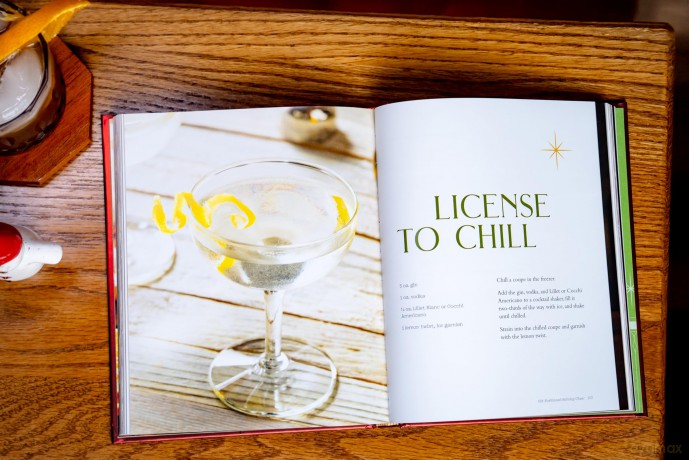 Yule Need a Drink: 100+ Cocktails to Keep Your Season Bright - Editors of Cider Mill Press [KSIĄŻKA]