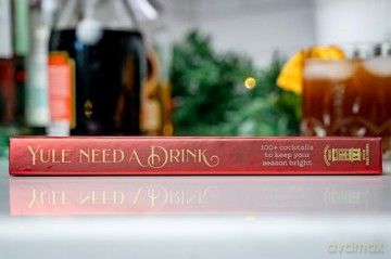 Yule Need a Drink: 100+ Cocktails to Keep Your Season Bright - Editors of Cider Mill Press [KSIĄŻKA]