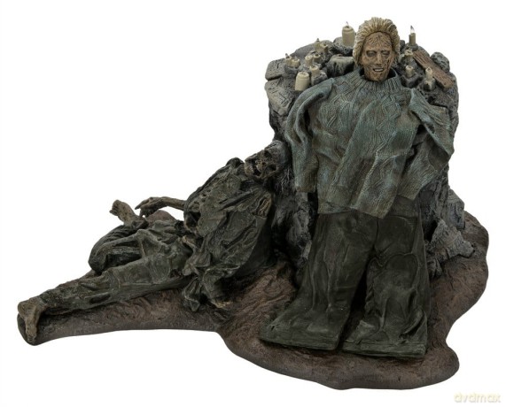 Friday the 13th: The Game Diorama Trenchcoat with Spikes Inferno Room Deluxe Set