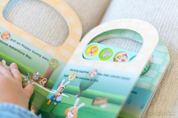 Nickelodeon Paw Patrol Chase, Marshall, Skye and More! - Easter Pups! Sound Book - Perfect Easter Basket Stuffer - PI Kids - PI Kids [KSIĄŻKA]