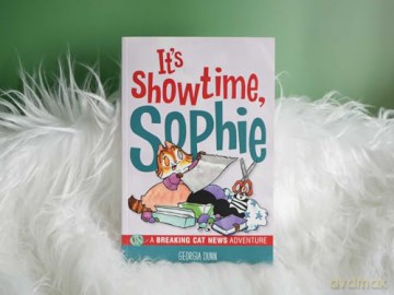 It's Showtime, Sophie!: A Breaking Cat News Adventure: Volume 8 - Georgia Dunn [KSIĄŻKA]