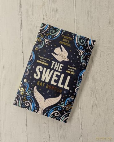 The Swell: The captivating, beautifully atmospheric Iceland-set dual-timeline mystery - Kat Gordon [KSIĄŻKA]
