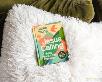 Jesus Calling, Teen Cover, with Scripture References: Enjoy Peace in His Presence (A 365-Day Devotional for Teens) - Sarah Young [KSIĄŻKA]