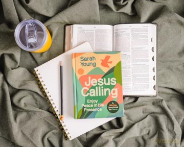 Jesus Calling, Teen Cover, with Scripture References: Enjoy Peace in His Presence (A 365-Day Devotional for Teens) - Sarah Young [KSIĄŻKA]