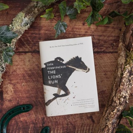 The Lions' Run: instant New York Times bestseller - Sara Pennypacker [KSIĄŻKA]
