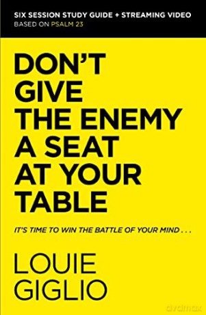 Don't Give the Enemy a Seat at Your Table Bible Study Guide plus Streaming Video: It's Time to Win the Battle of Your Mind - Louie Giglio [KSIĄŻKA]