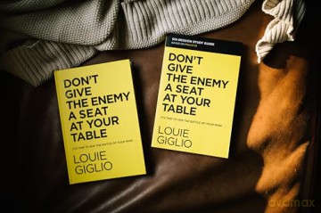 Don't Give the Enemy a Seat at Your Table Bible Study Guide plus Streaming Video: It's Time to Win the Battle of Your Mind - Louie Giglio [KSIĄŻKA]