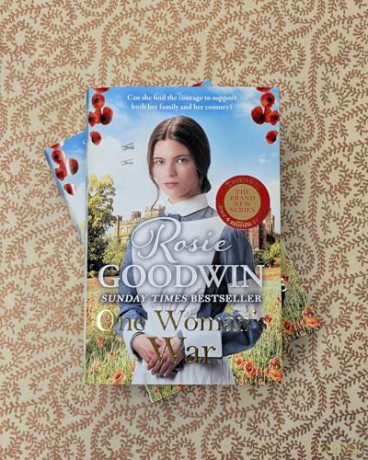 One Woman's War: THE SECOND SUNDAY TIMES BESTELLING HISTORICAL ROMANCE IN THE RAGS TO RICHES SERIES - Rosie Goodwin [KSIĄŻKA]