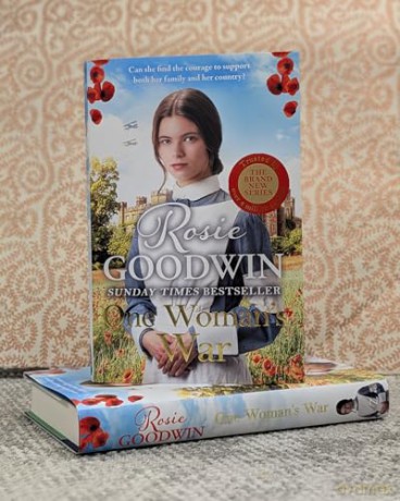 One Woman's War: THE SECOND SUNDAY TIMES BESTELLING HISTORICAL ROMANCE IN THE RAGS TO RICHES SERIES - Rosie Goodwin [KSIĄŻKA]