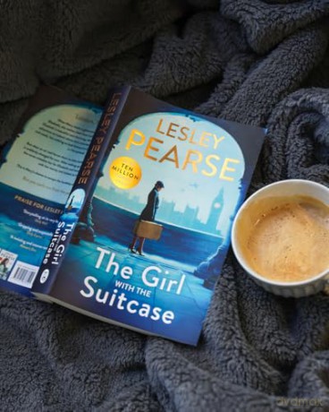 The Girl with the Suitcase: A captivating historical novel from the Sunday Times bestselling author - Lesley Pearse [KSIĄŻKA]