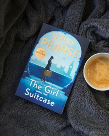 The Girl with the Suitcase: A captivating historical novel from the Sunday Times bestselling author - Lesley Pearse [KSIĄŻKA]