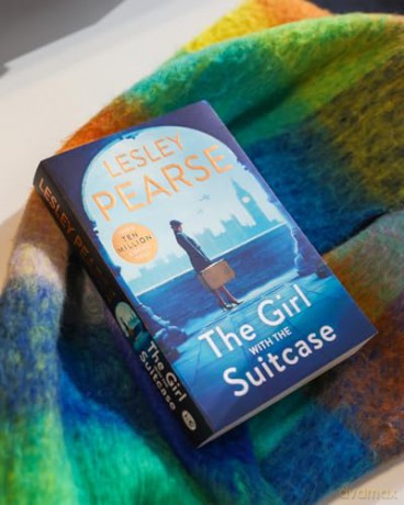 The Girl with the Suitcase: A captivating historical novel from the Sunday Times bestselling author - Lesley Pearse [KSIĄŻKA]