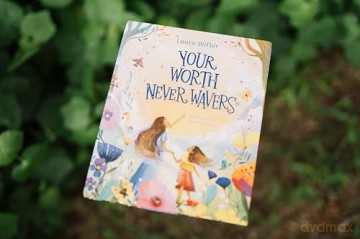 Your Worth Never Wavers: Discover True Beauty As a Girl Made by God - Laura; Ugolotti, Sara Wifler [KSIĄŻKA]
