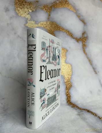 Eleanor: A 200-Mile Walk in Search of England's Lost Queen: From the bestselling author of Eighteen - Alice Loxton [KSIĄŻKA]