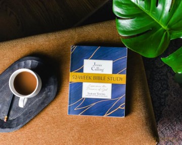 Jesus Calling 52-Week Bible Study: Experience the Presence of God (Jesus Calling Bible Studies) - Sarah Young [KSIĄŻKA]