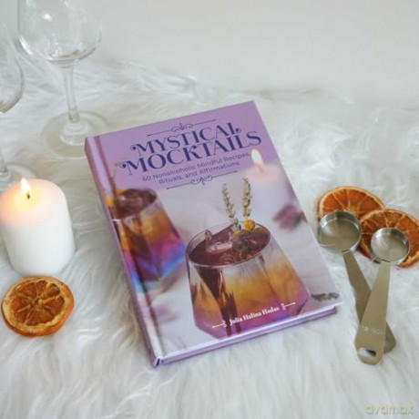 Mystical Mocktails: 60 Nonalcoholic Mindful Recipes, Rituals, and Affirmations - Julia Halina Hadas [KSIĄŻKA]