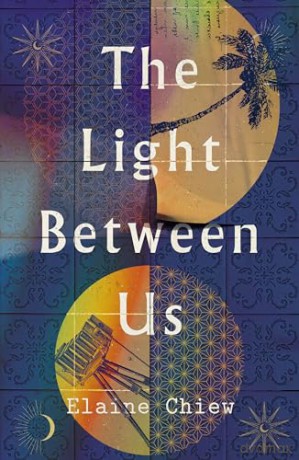 The Light Between Us: historical time-travel romance set in Singapore - Elaine Chiew [KSIĄŻKA]