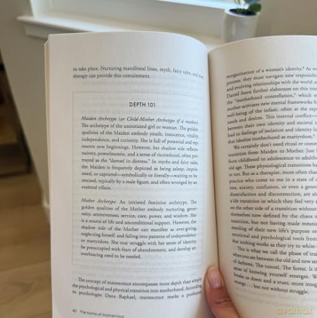 The Motherhood Myth: A Depth Therapist's Guide to Redefine Parenting, Reimagine Intimacy, and Reclaim the Self - Vanessa Bennett [KSIĄŻKA]
