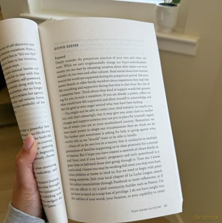 The Motherhood Myth: A Depth Therapist's Guide to Redefine Parenting, Reimagine Intimacy, and Reclaim the Self - Vanessa Bennett [KSIĄŻKA]
