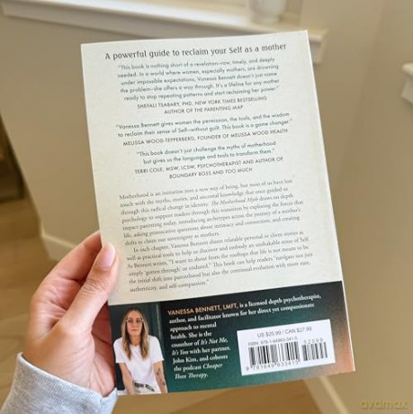 The Motherhood Myth: A Depth Therapist's Guide to Redefine Parenting, Reimagine Intimacy, and Reclaim the Self - Vanessa Bennett [KSIĄŻKA]