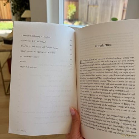 The Motherhood Myth: A Depth Therapist's Guide to Redefine Parenting, Reimagine Intimacy, and Reclaim the Self - Vanessa Bennett [KSIĄŻKA]