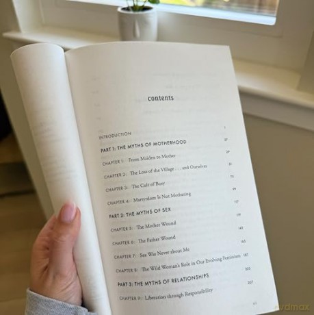The Motherhood Myth: A Depth Therapist's Guide to Redefine Parenting, Reimagine Intimacy, and Reclaim the Self - Vanessa Bennett [KSIĄŻKA]