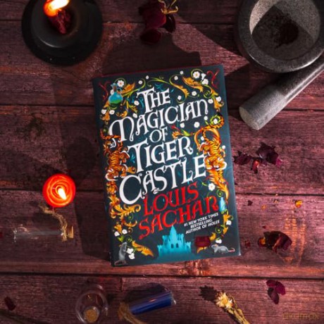 The Magician of Tiger Castle: the highly anticipated debut adult novel from the international bestselling author - Louis Sachar [KSIĄŻKA]
