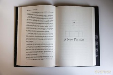 Bottom of the Pyramid: A Memoir of Persevering, Dancing for Myself, and Starring in My Own Life - Nia Sioux [KSIĄŻKA]
