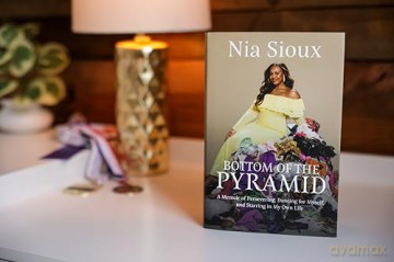 Bottom of the Pyramid: A Memoir of Persevering, Dancing for Myself, and Starring in My Own Life - Nia Sioux [KSIĄŻKA]