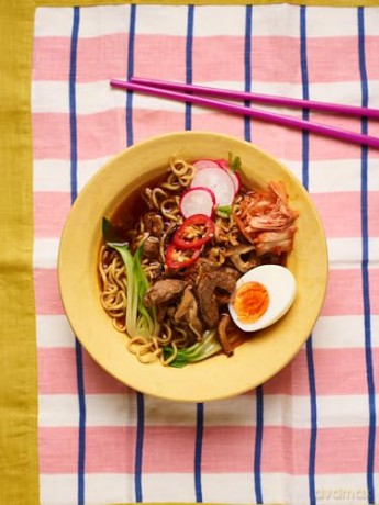 The Ultimate Air Fryer Cookbook 15 Minute Feasts: Quick, easy and delicious air fryer family meals from the Sunday Times bestselling author - Clare Andrews [KSIĄŻKA]