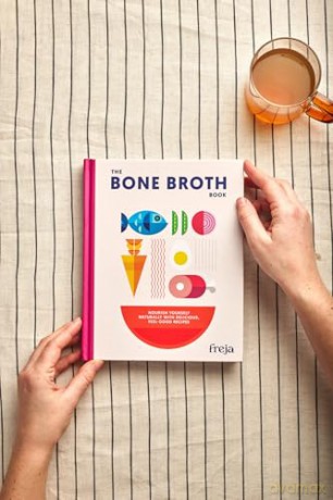The Bone Broth Book: Nourishing bone broth recipes for soups, stews and whole-food cooking - Freja [KSIĄŻKA]