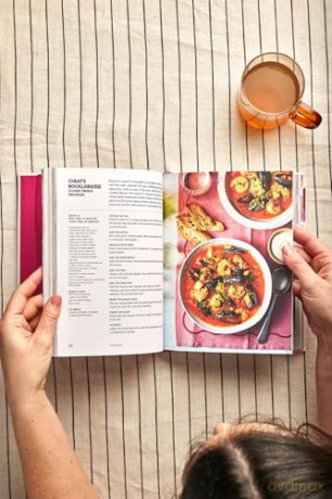 The Bone Broth Book: Nourishing bone broth recipes for soups, stews and whole-food cooking - Freja [KSIĄŻKA]