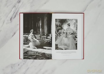 Fashioning the Crown: A Story of Power, Conflict and Couture - Justine Picardie [KSIĄŻKA]