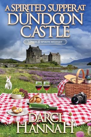 A Spirited Supper at Dundoon Castle (A Food and Spirits Mystery) - Darci Hannah [KSIĄŻKA]