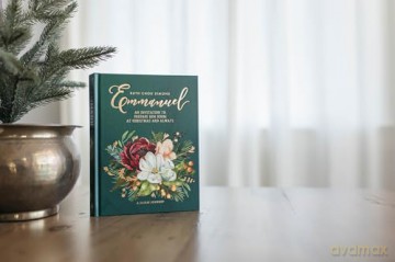 Emmanuel: An Invitation to Prepare Him Room at Christmas and Always - Ruth Chou Simons [KSIĄŻKA]