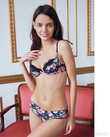 Lilit A (Top Models of Metart.com) - Isabella Catalina [KSIĄŻKA]