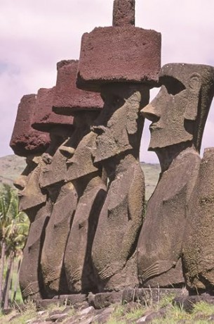 Island at the Edge of the World: The Forgotten History of Easter Island - Mike Pitts [KSIĄŻKA]