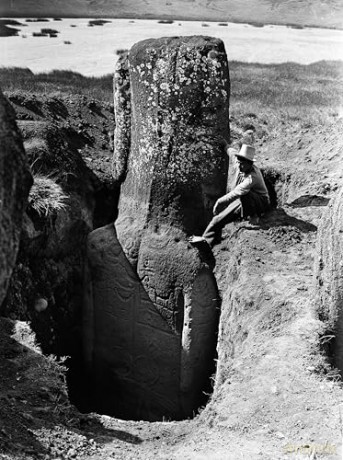 Island at the Edge of the World: The Forgotten History of Easter Island - Mike Pitts [KSIĄŻKA]